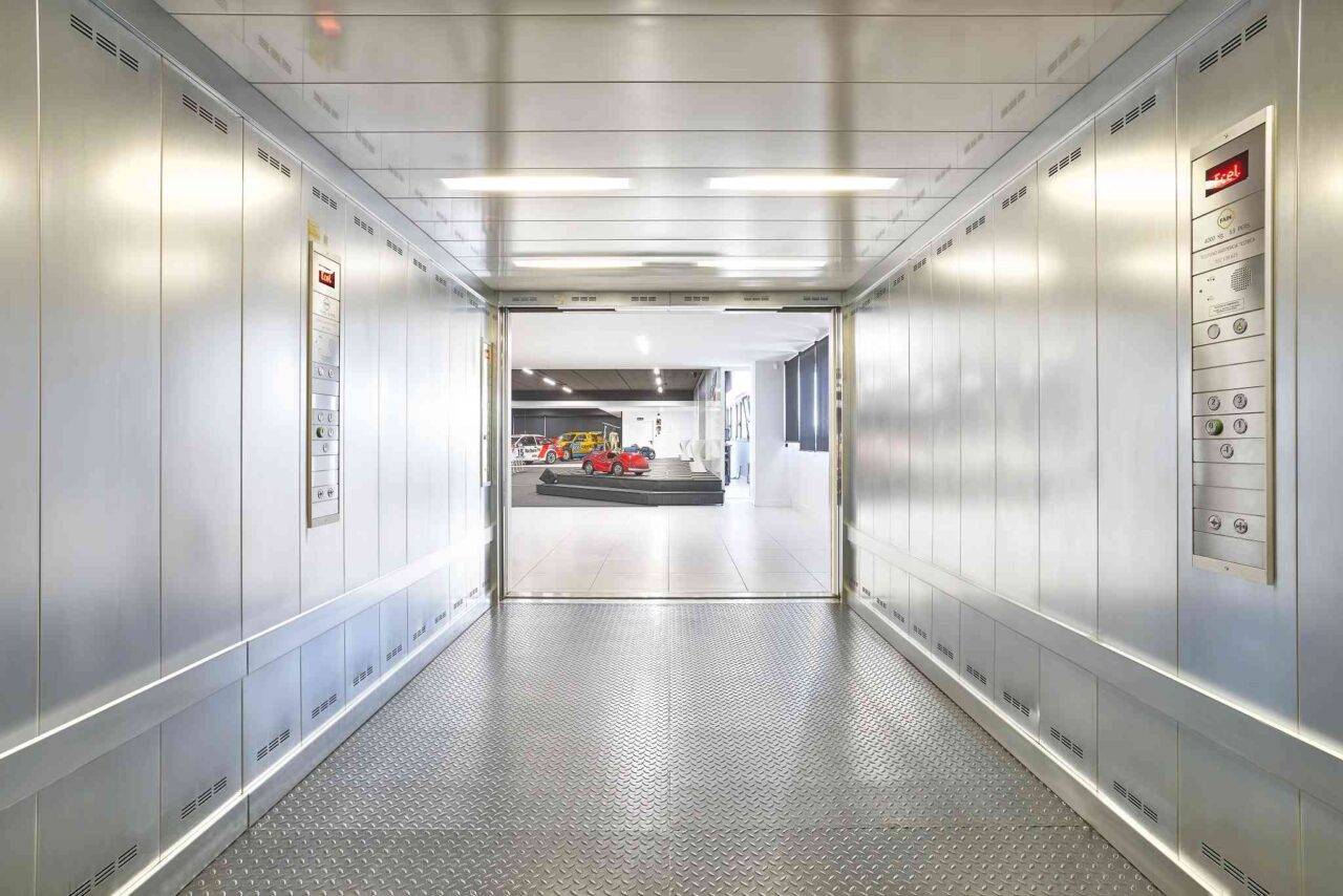 Interieur van een FAIN-autolift bij het Teo Martín Instituut