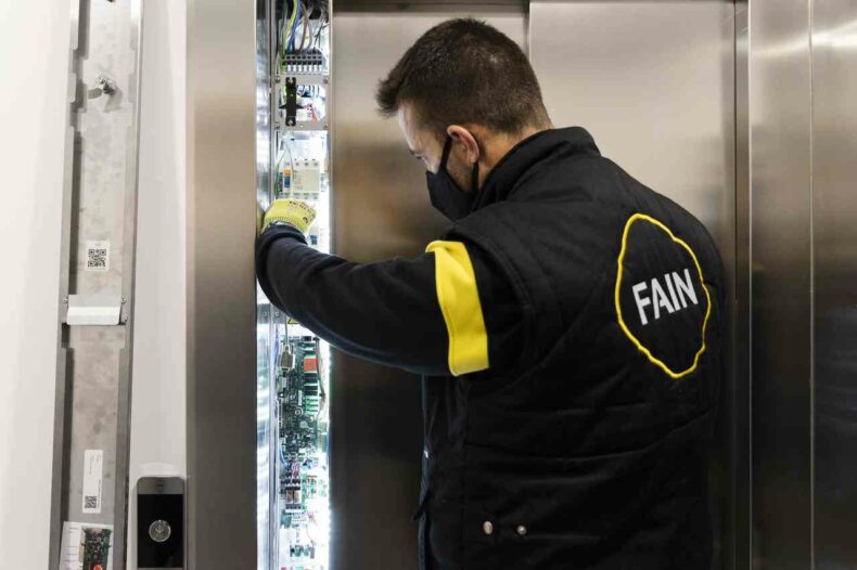 Que-medidas-minimas-ha-de-tener-la-cabina-segun-la-nueva-normativa-de-accesibilidad-e1654086000354