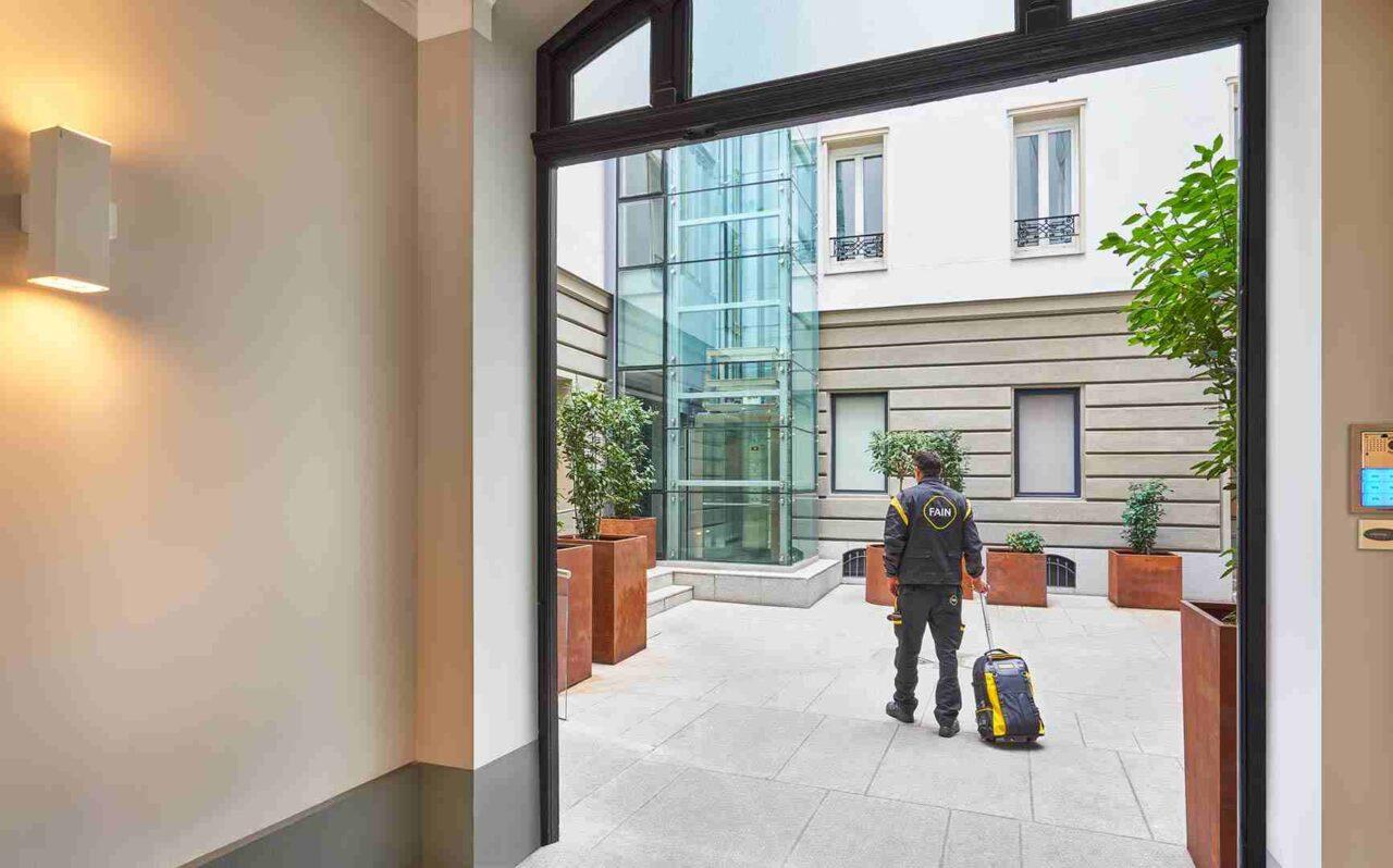 Technicus die zich verplaatst met een koffer in de hand.