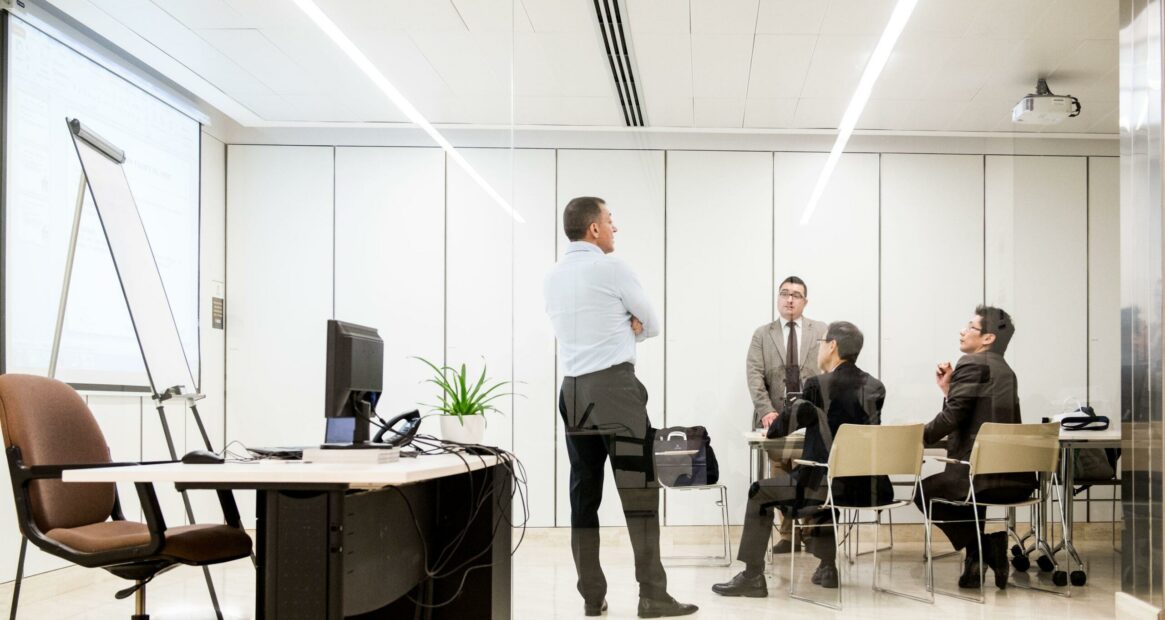 Rassemblement de personnes dans une salle de réunion.