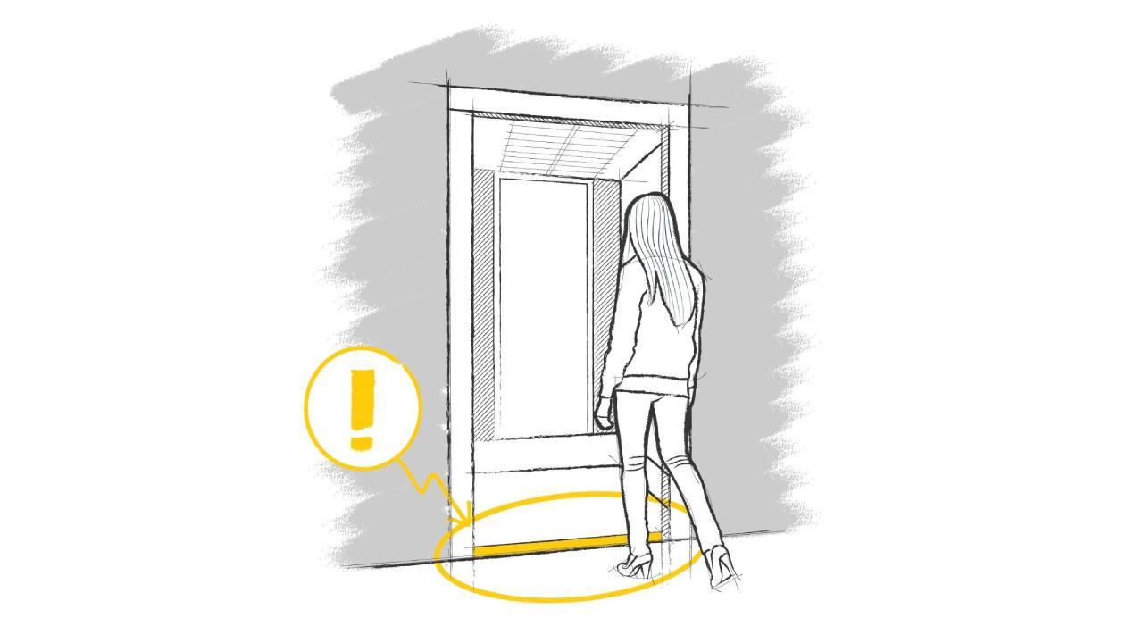 Femme face à un ascenseur avec un écart au sol signalé.